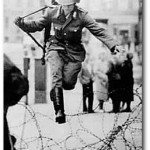 el soldado de la rda Hans Conrad Schumann escapando de la opresion comunista